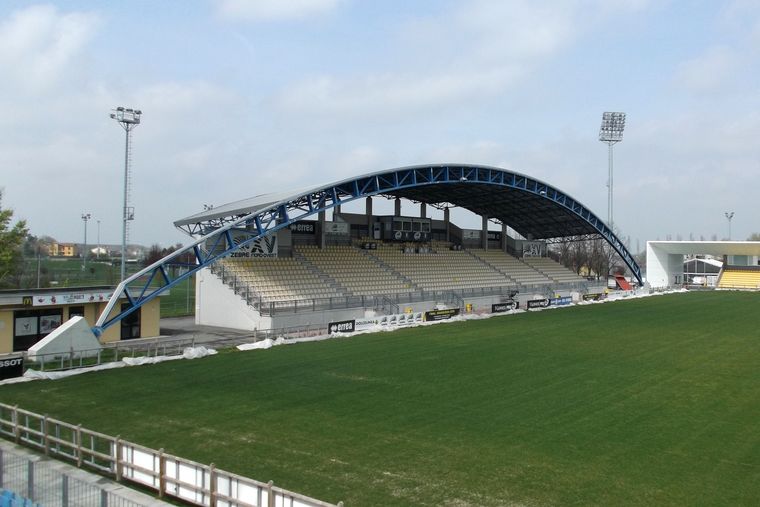 La tribuna Ovest dello stadio Sergio Lanfranchi.